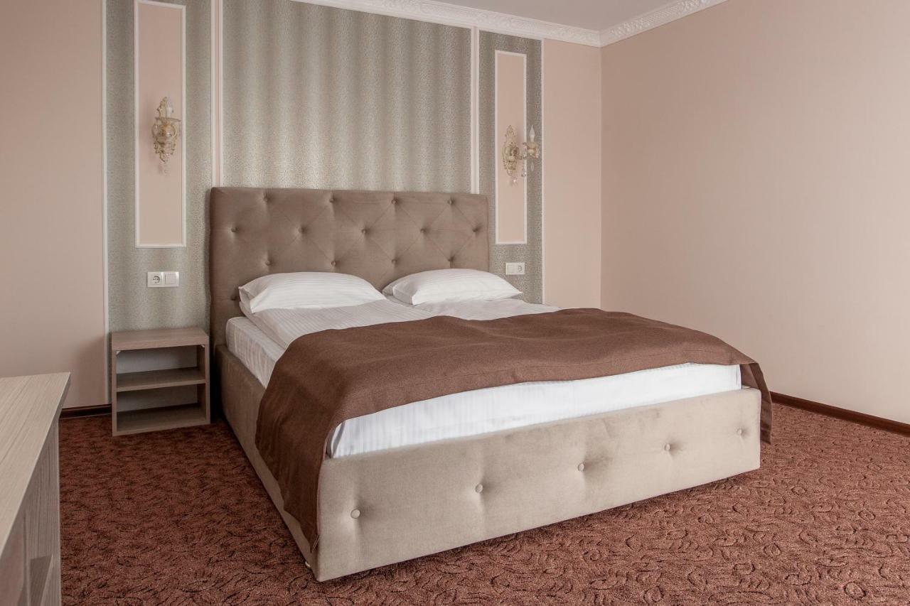Mon Ami Hotel İvano-Frankivsk Dış mekan fotoğraf