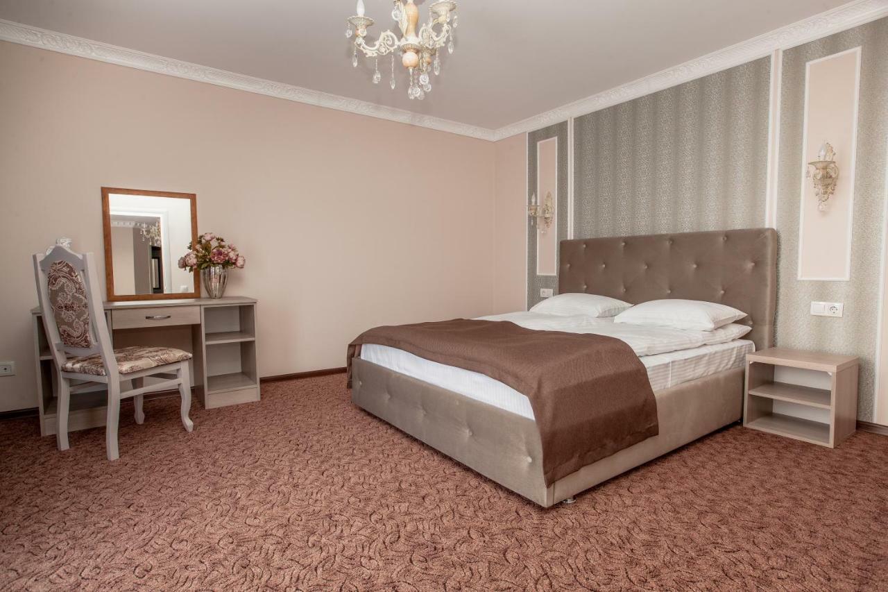 Mon Ami Hotel İvano-Frankivsk Dış mekan fotoğraf
