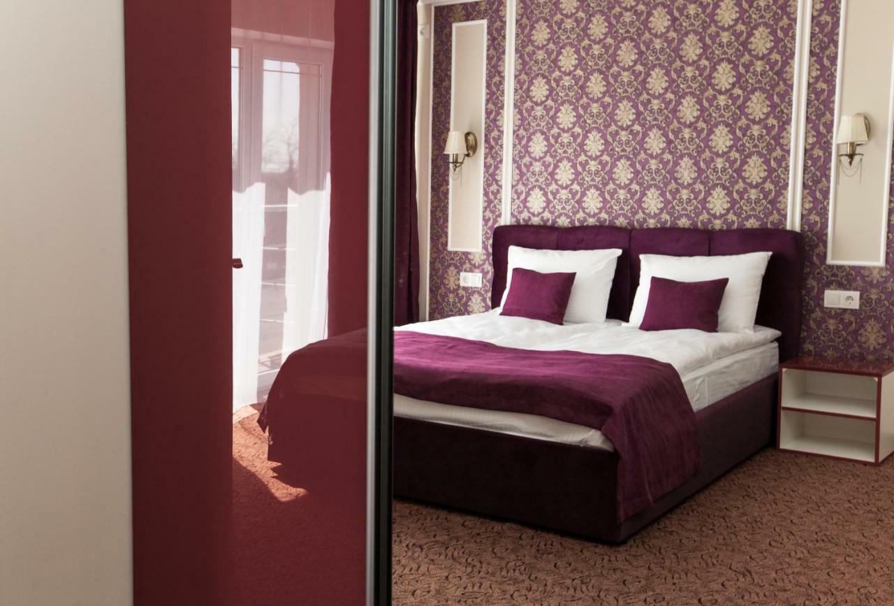 Mon Ami Hotel İvano-Frankivsk Dış mekan fotoğraf